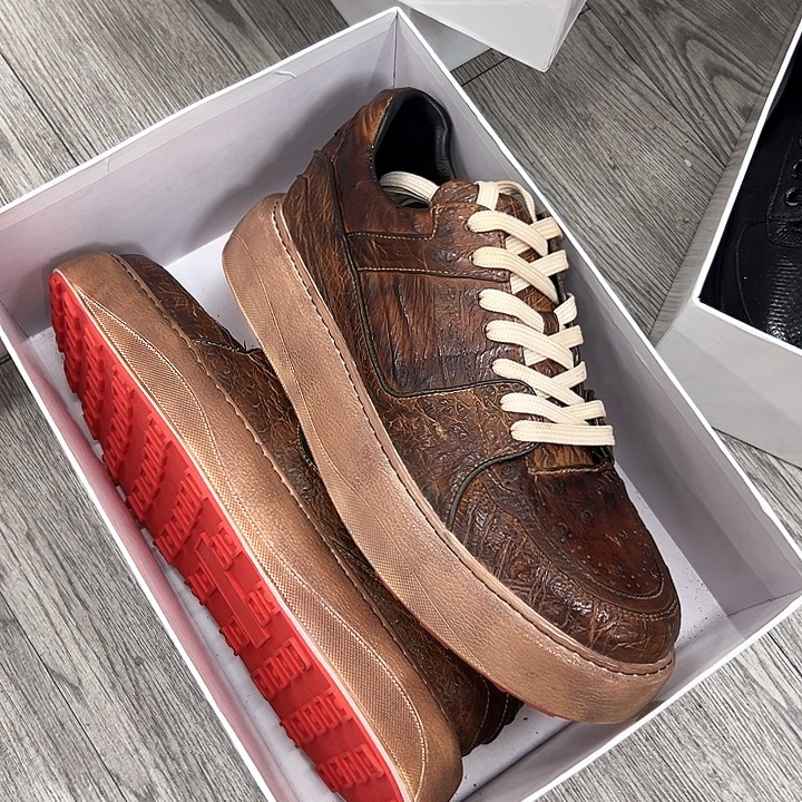 一***生磨砂皮（牛皮）鸵鸟板鞋擦色44码