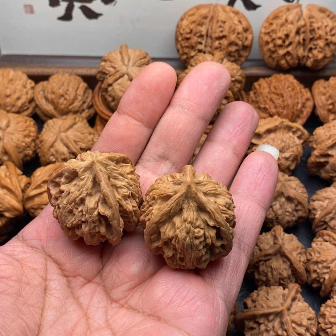 文玩核桃把件一**。御龙
