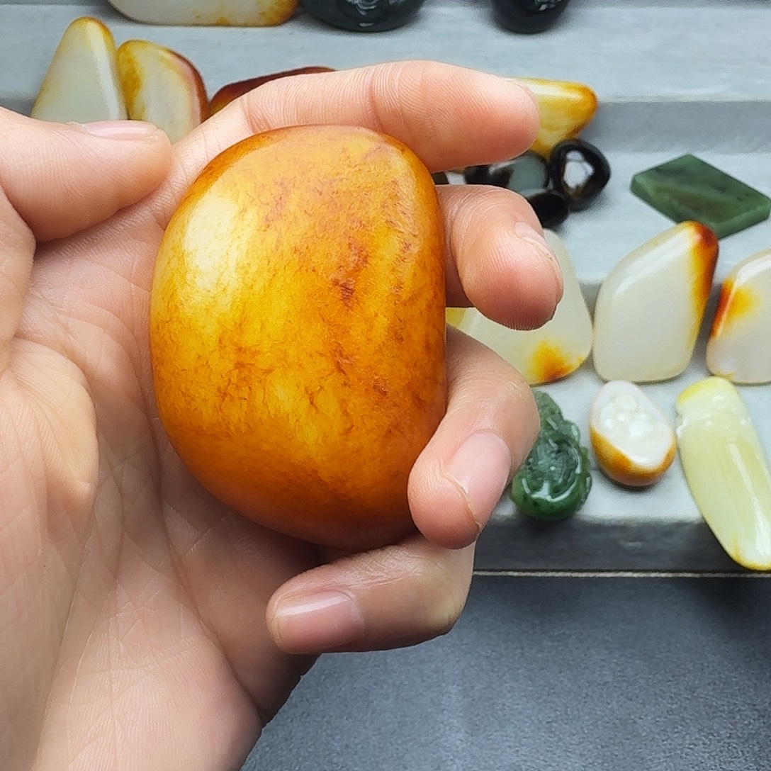 世***柜和田玉未镶嵌颈饰