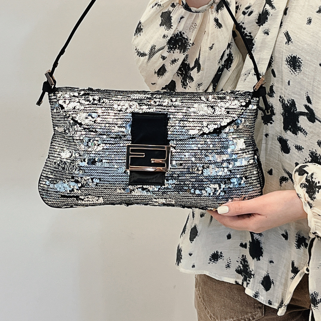 95新 FENDI/芬迪 LL 银色亮片缎面大号中古法棍腋下包