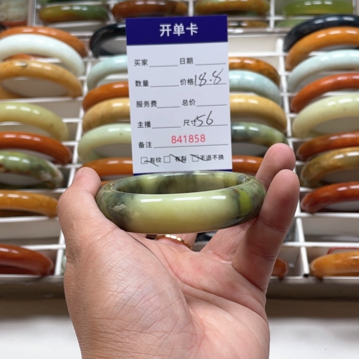 蛇纹石玉手镯未镶嵌一**?