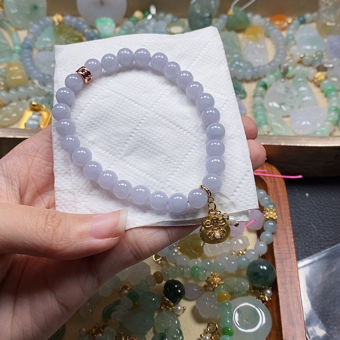 翡翠颈饰未镶嵌闪