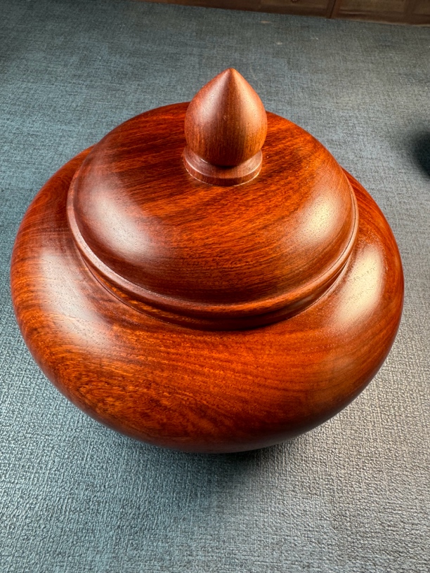 缅甸花梨木八宝罐整料整挖一体成型，直径25厘米