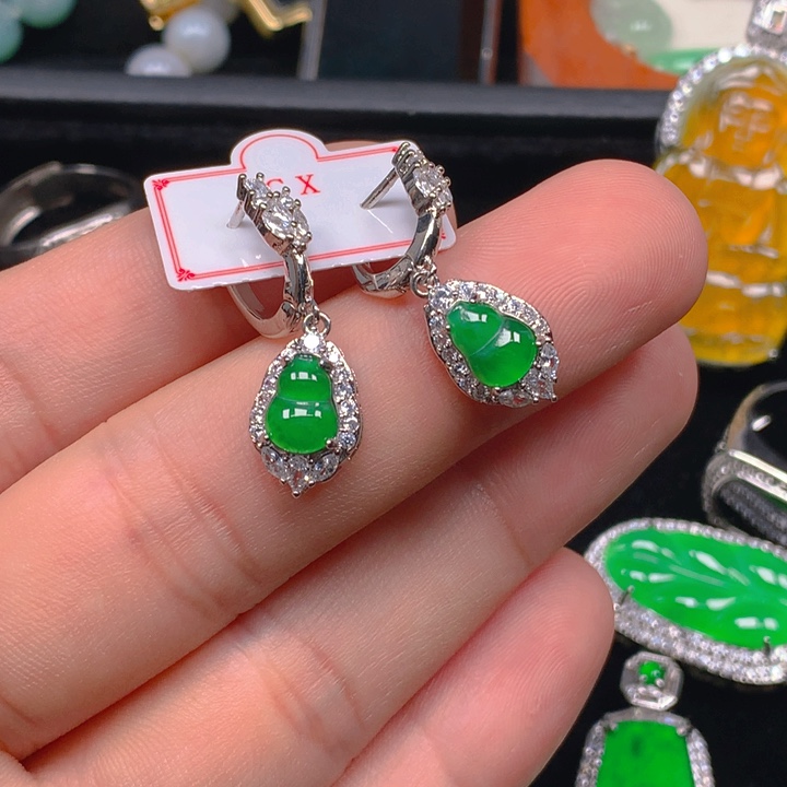 翡翠未镶嵌颈饰葫芦