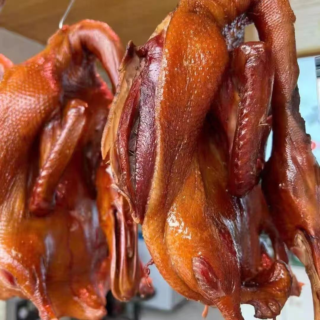 正宗云贵川渝烟熏腊板鸭一整只美味可口香味四溢家乡味道粮食喂养