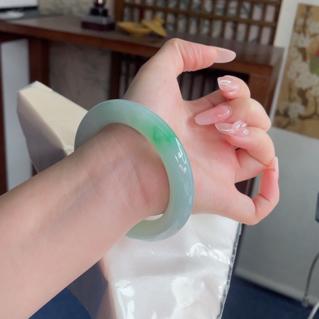 未镶嵌手镯翡翠58.0飘金丝阳绿 版型大气 胖圆脑袋必入21