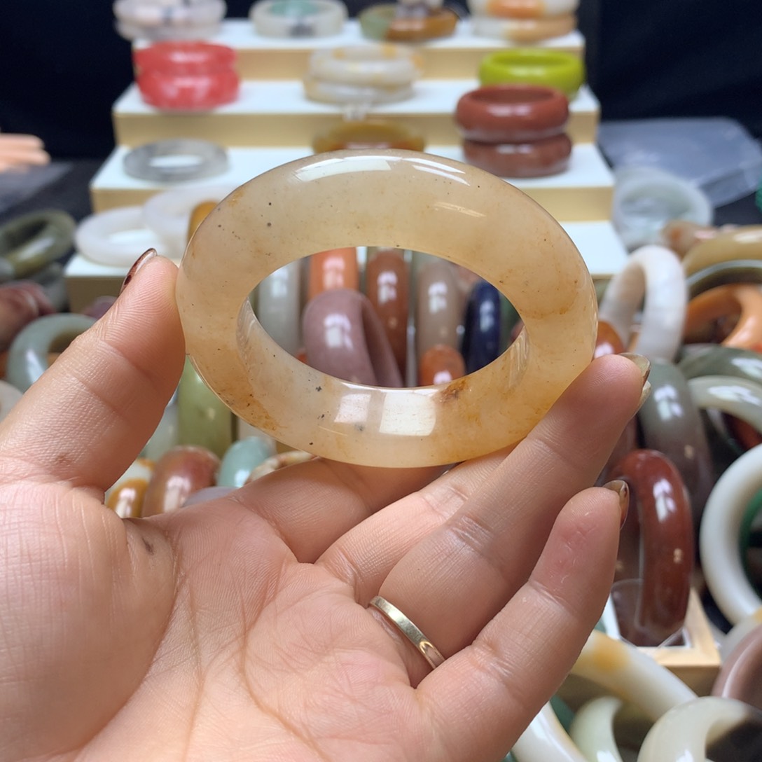 石英质玉手镯未镶嵌