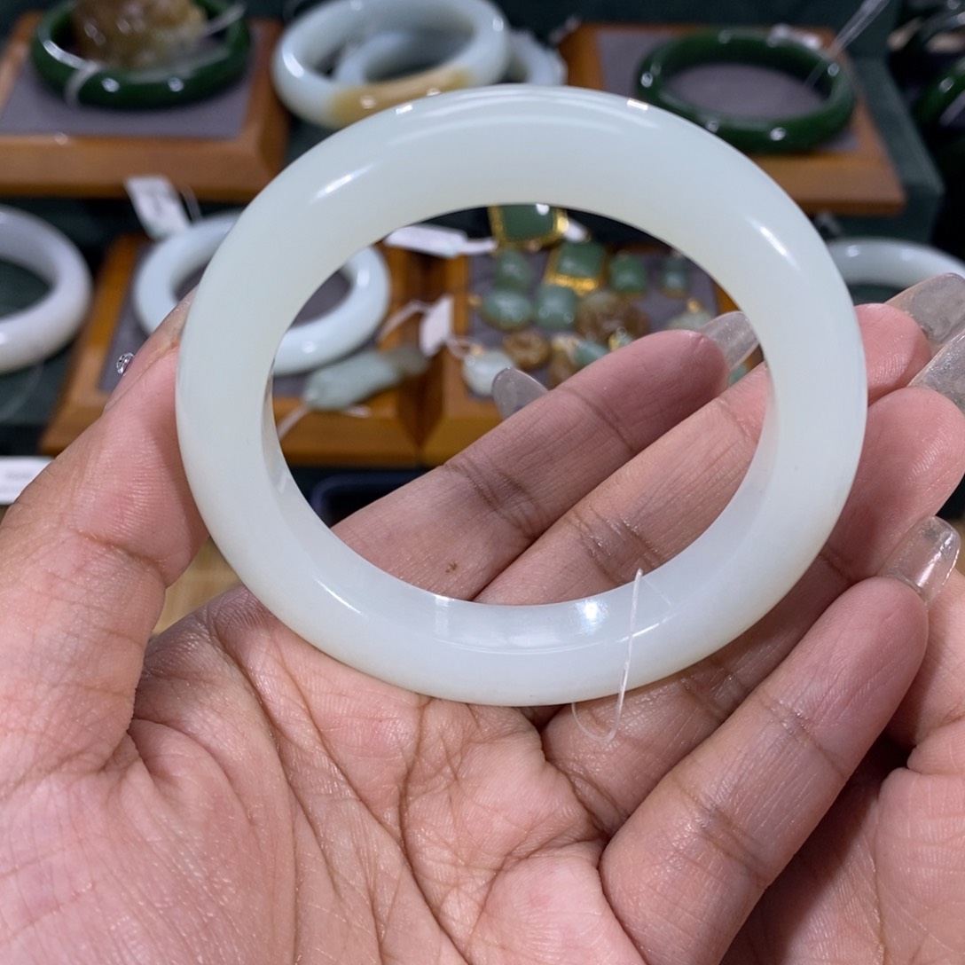 和田玉手镯未镶嵌