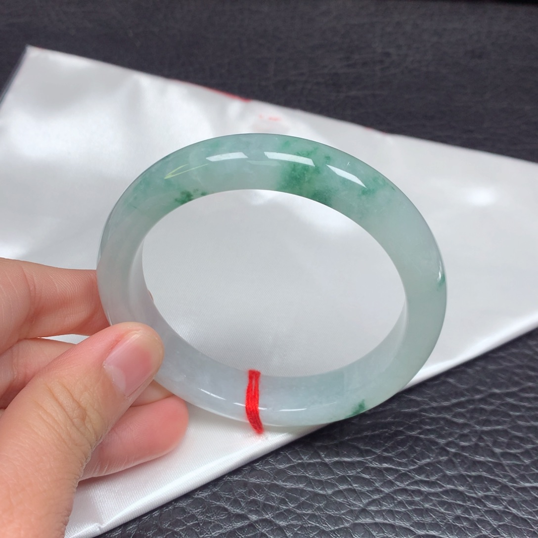 翡翠手镯未镶嵌。