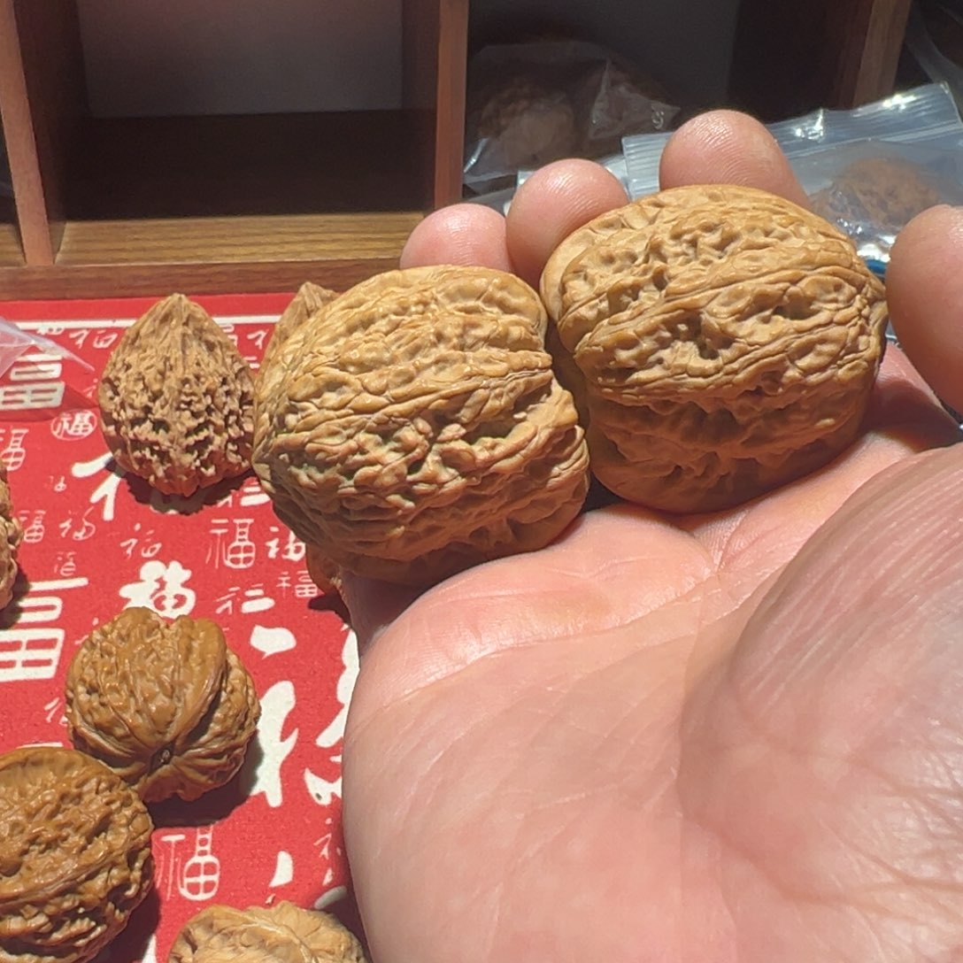 文玩核桃吊坠绣球