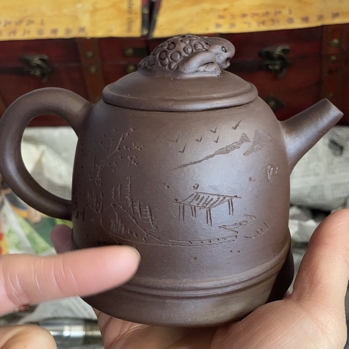 茶壶紫砂矿泥料，手工制作的一把紫砂壶。