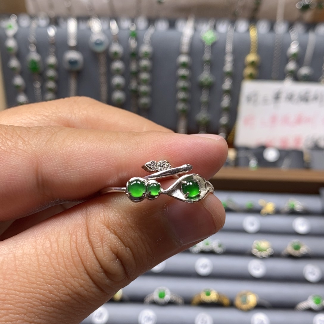 翡翠颈饰银S925镶嵌翡翠戒指