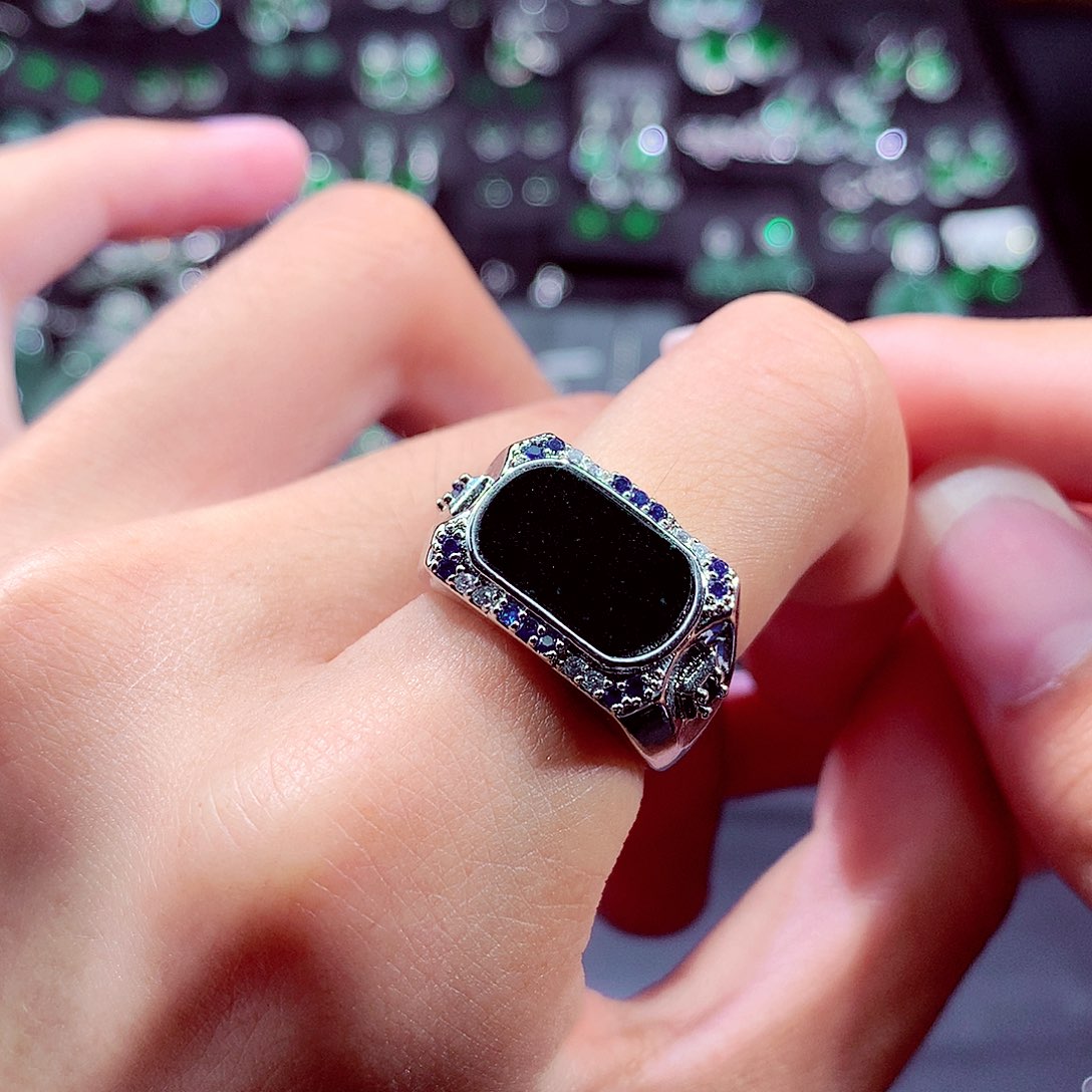 翡翠未镶嵌颈饰戒指