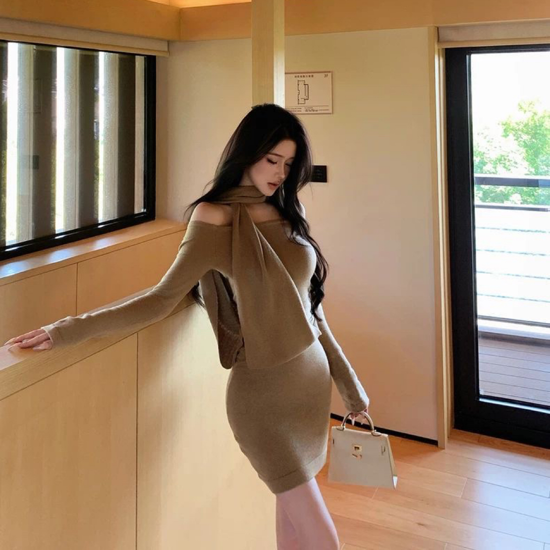 气质御姐一字肩挂脖长袖连衣裙女垂感收腰显瘦包臀针织短裙秋冬