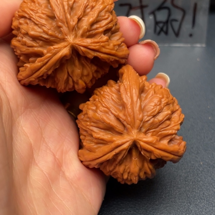 陆***健文玩核桃吊坠白狮子