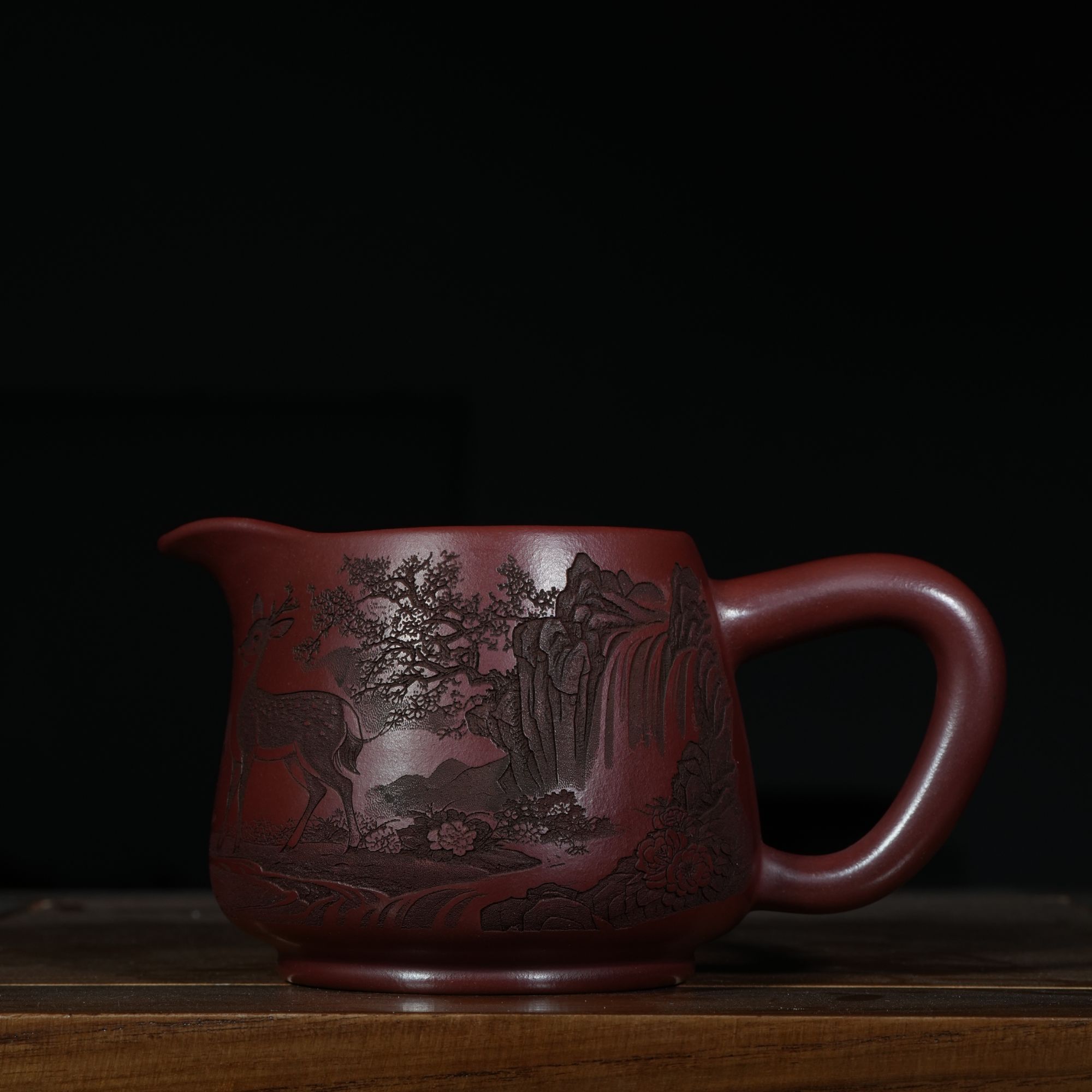 宜兴原矿龙血砂刻绘福鹿紫砂手工公道杯分茶器容量240CC