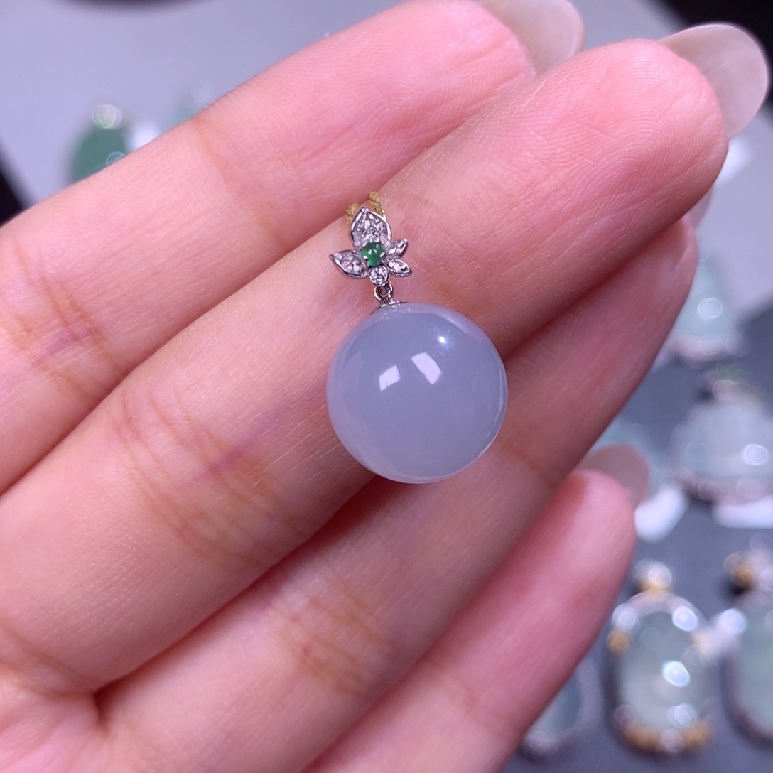 颈饰18K金镶嵌翡翠珠子