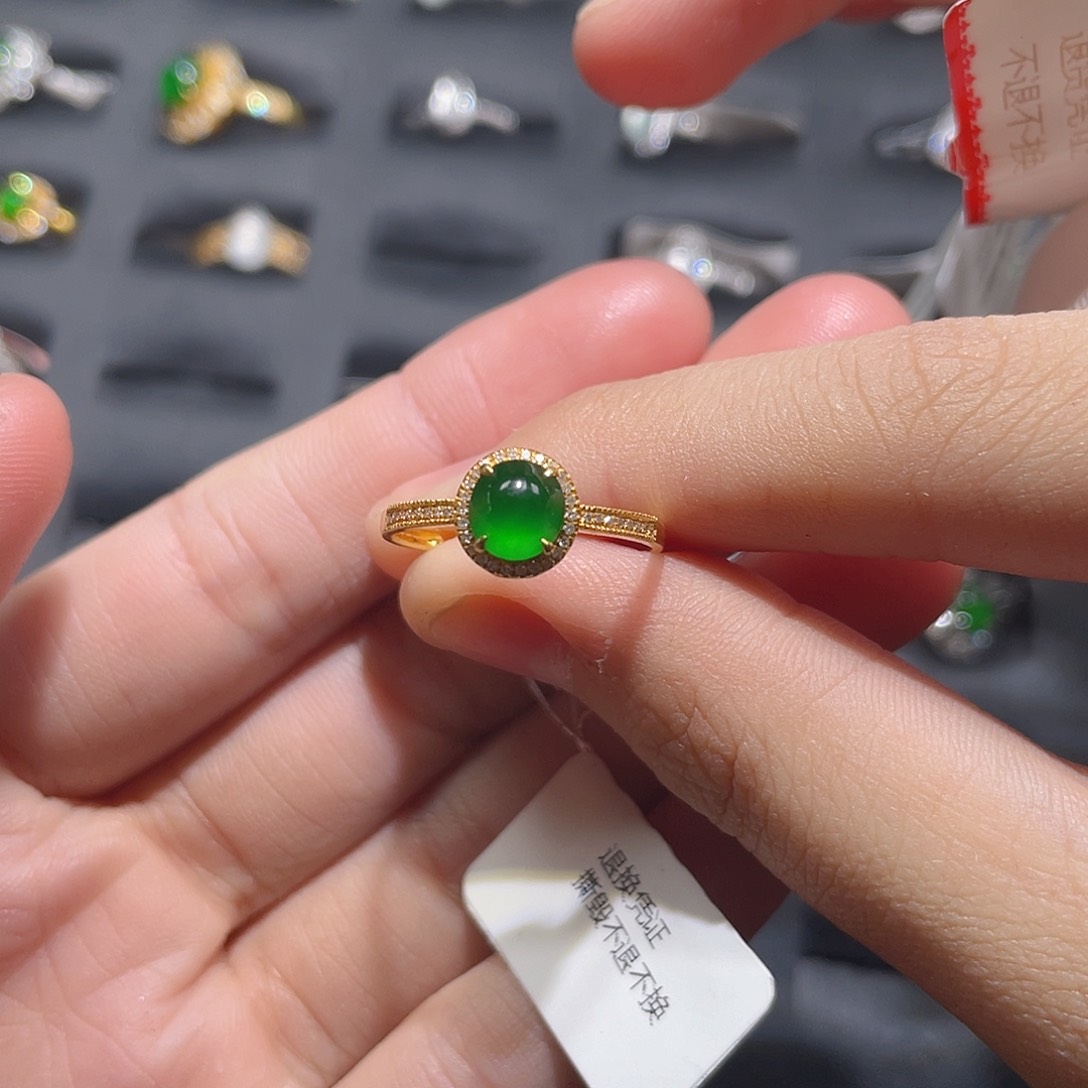 翡翠颈饰18K金镶嵌小**儿戒指