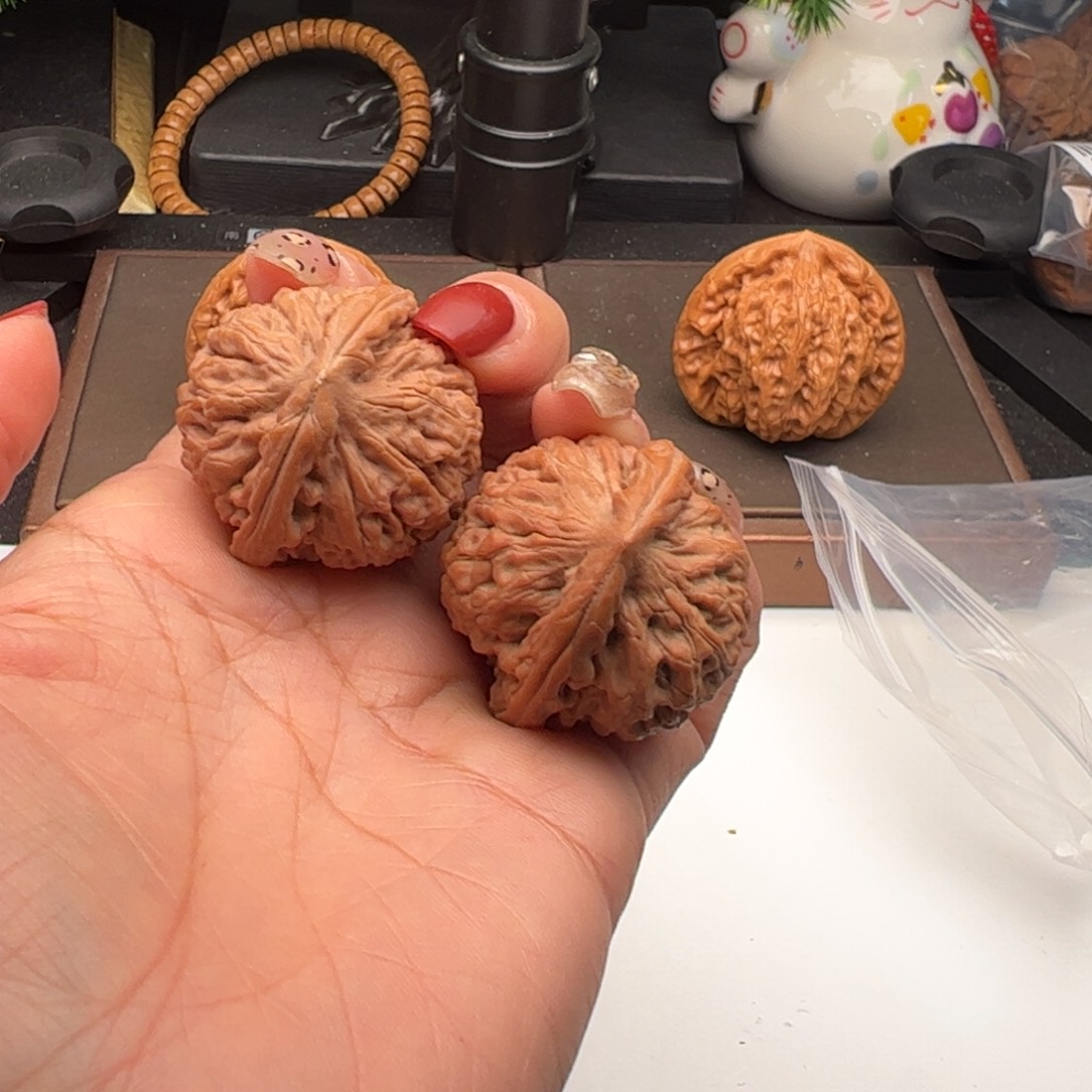 文玩核桃吊坠滢莲花37。