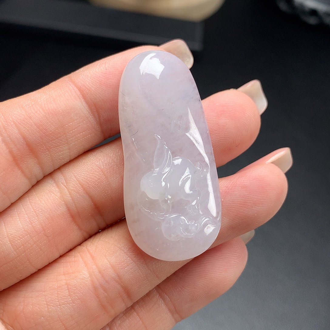 翡翠未镶嵌颈饰兔子