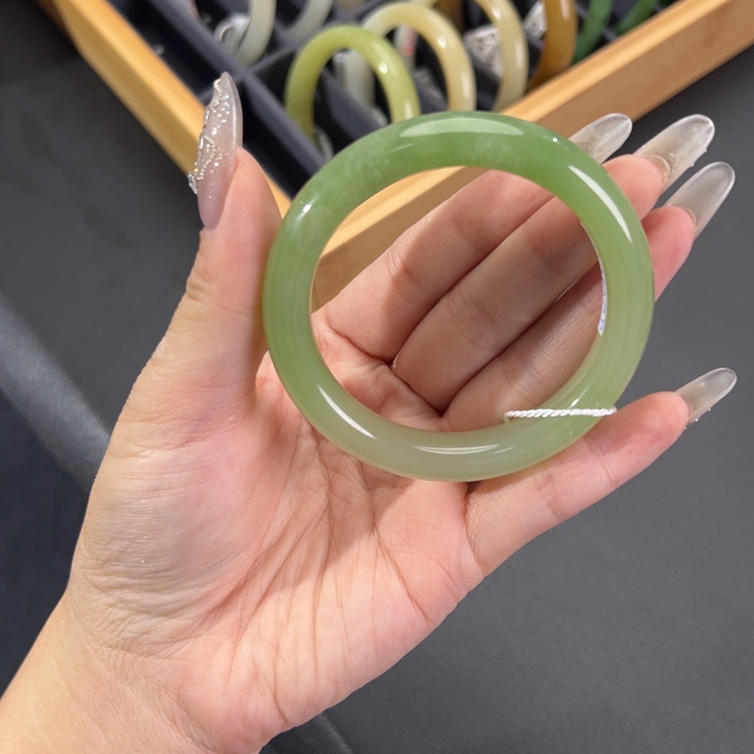 和田玉未镶嵌手镯近乎满翠