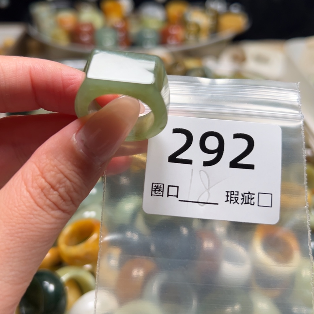 云***。蛇纹石玉未镶嵌戒指