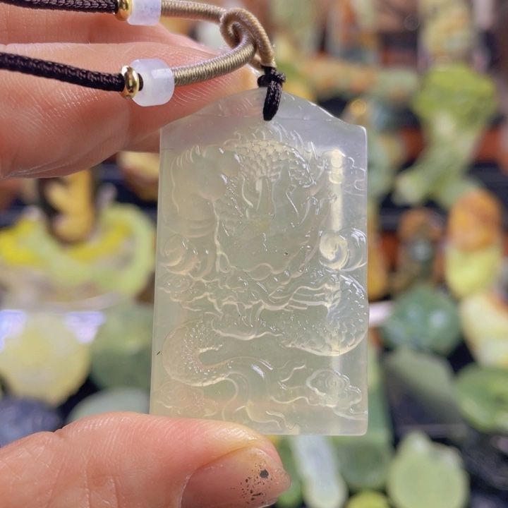 蛇纹石玉颈饰合金