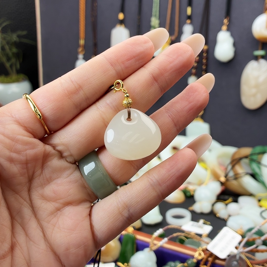 C***n和田玉未镶嵌颈饰