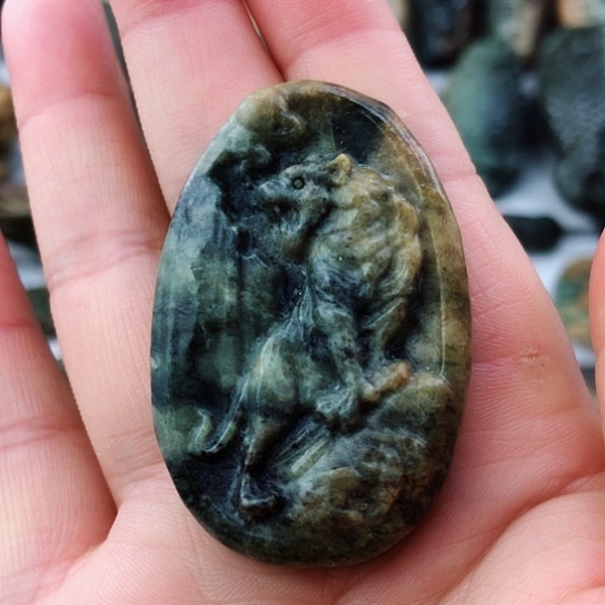 未镶嵌岫岩河磨玉（透闪石质玉）挂件