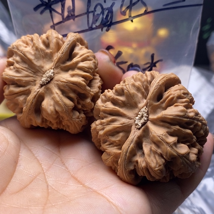 世***化文玩核桃吊坠粗筋