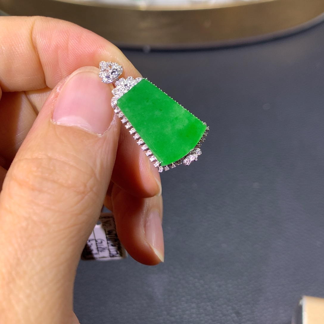 翡翠颈饰18K金镶嵌翡翠