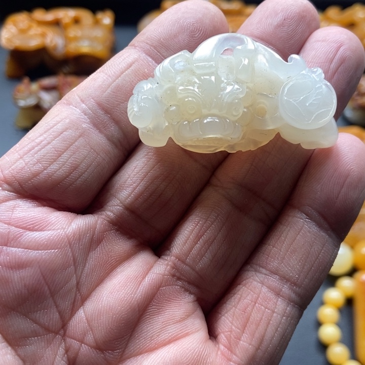 石英质玉（黄龙玉）未镶嵌颈饰