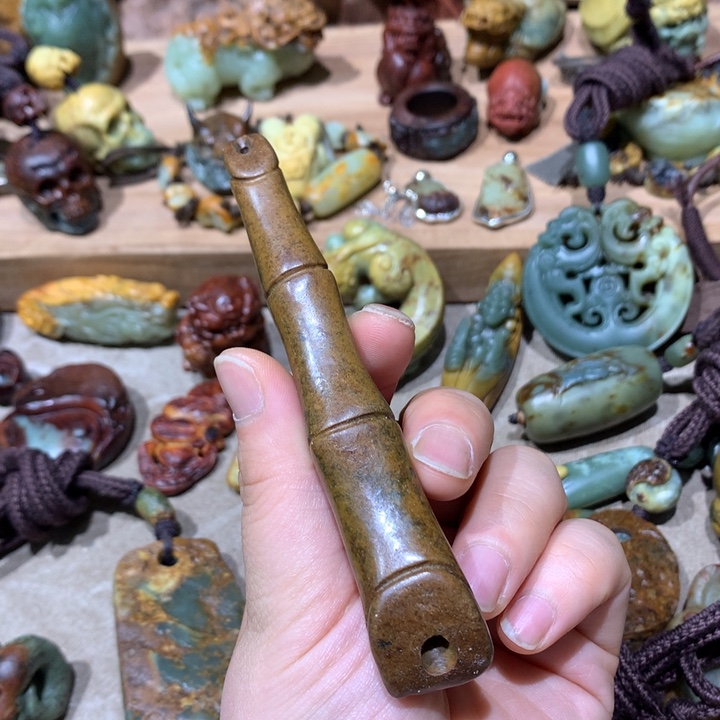 未镶嵌岫岩河磨玉（透闪石质玉）挂件