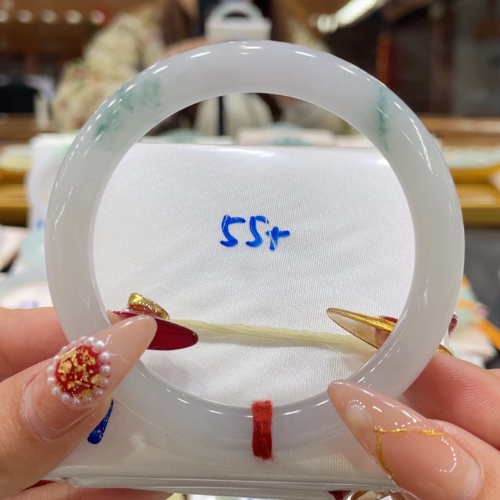 翡翠手镯未镶嵌翡翠