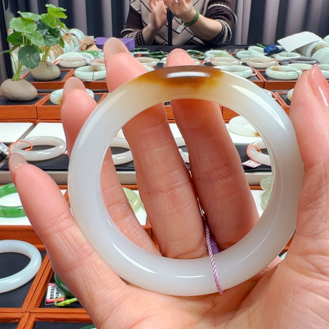 和田玉金山矿一口糖手镯卡55.9未镶嵌白****9