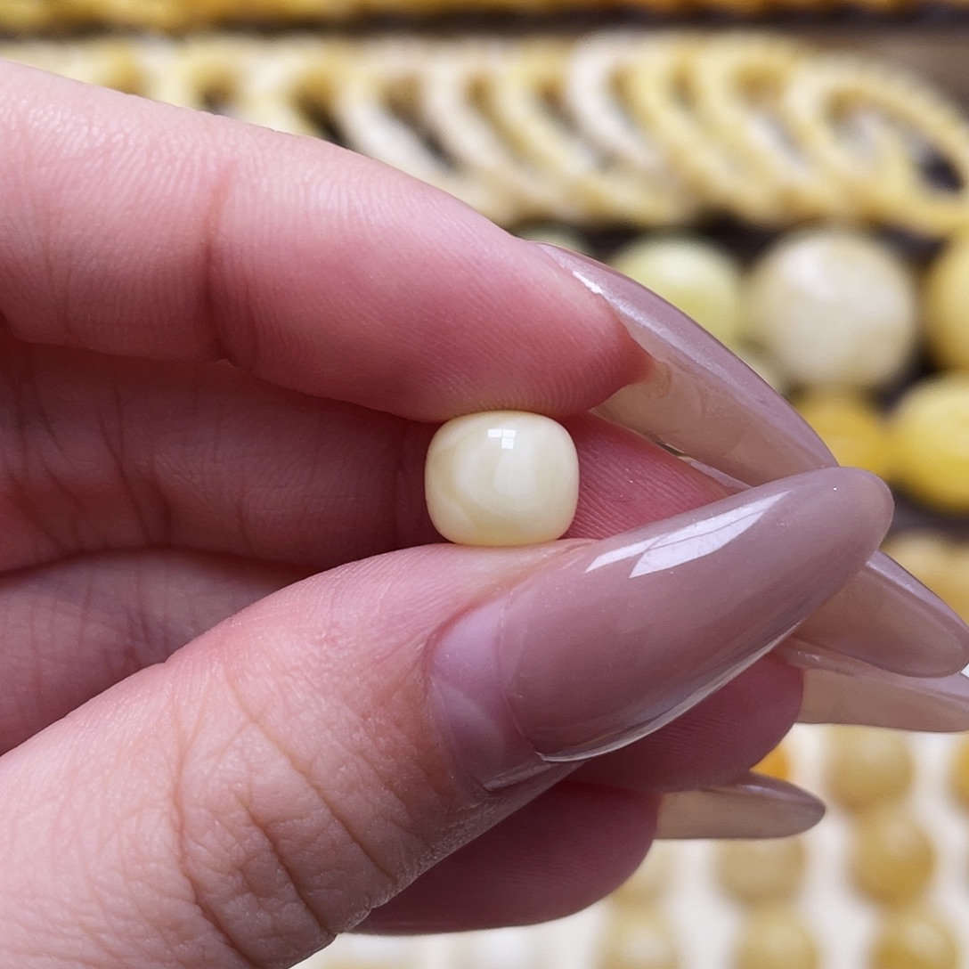 琥珀未镶嵌裸石8.5*7.5mm老型瑕