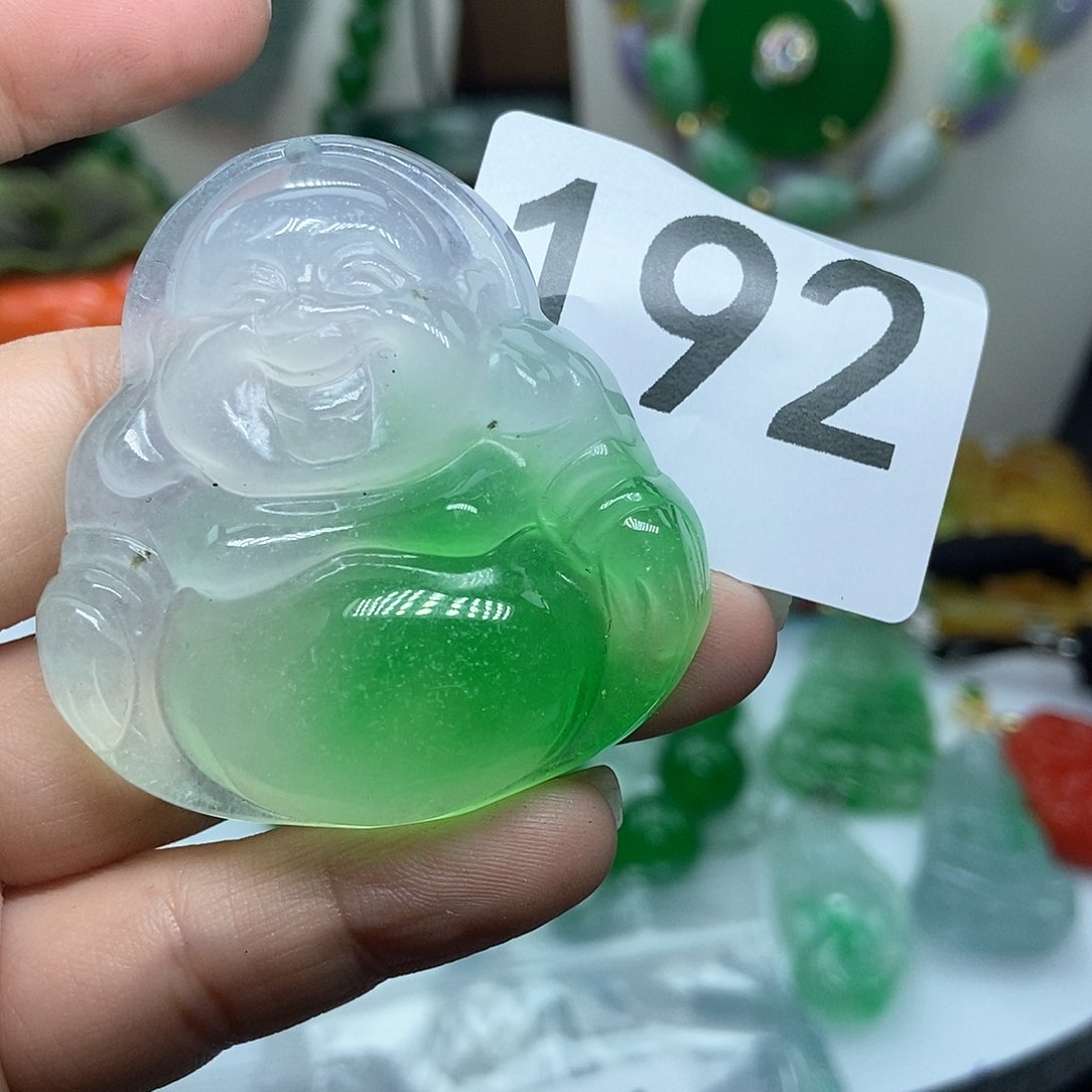 翡翠吊坠(赠链)未镶嵌