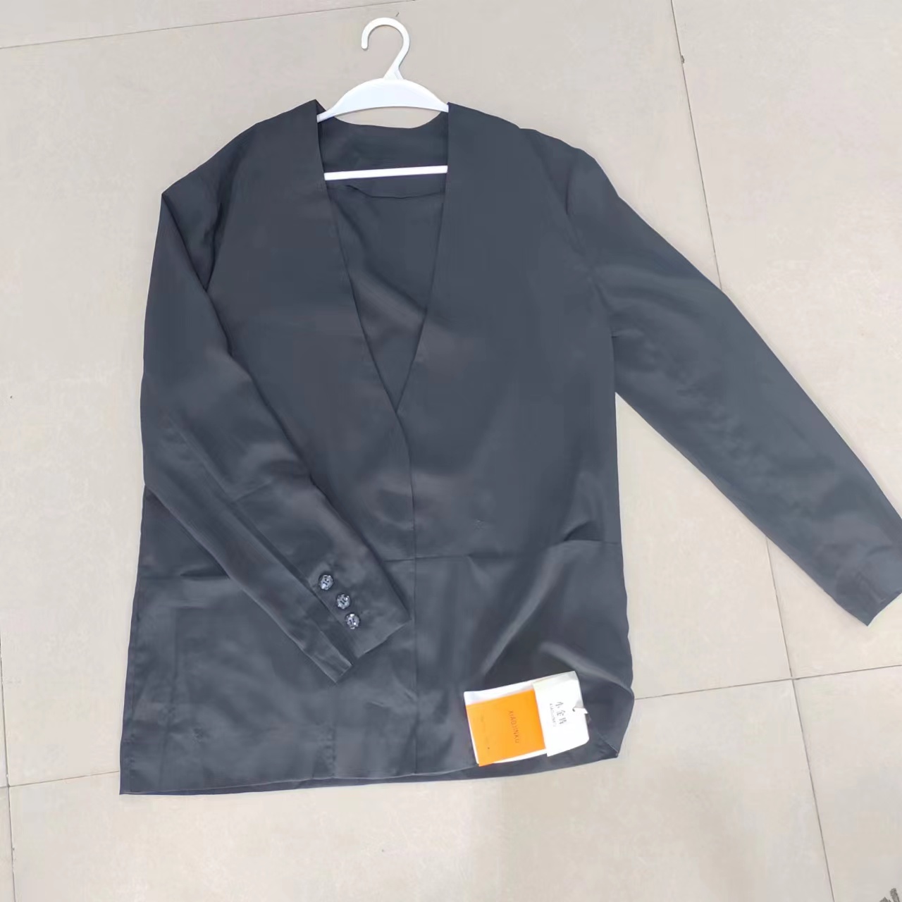 E-153黑色V领薄款外套