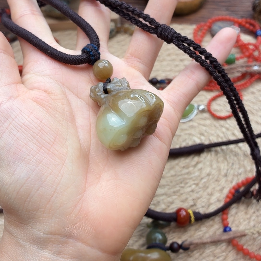 木***易和田玉（糖玉）未镶嵌颈饰