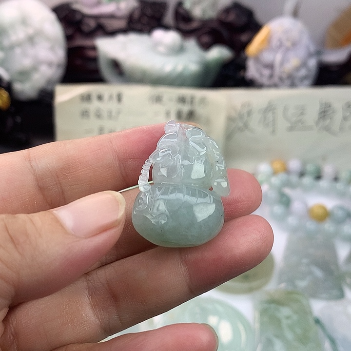翡翠未镶嵌颈饰一
