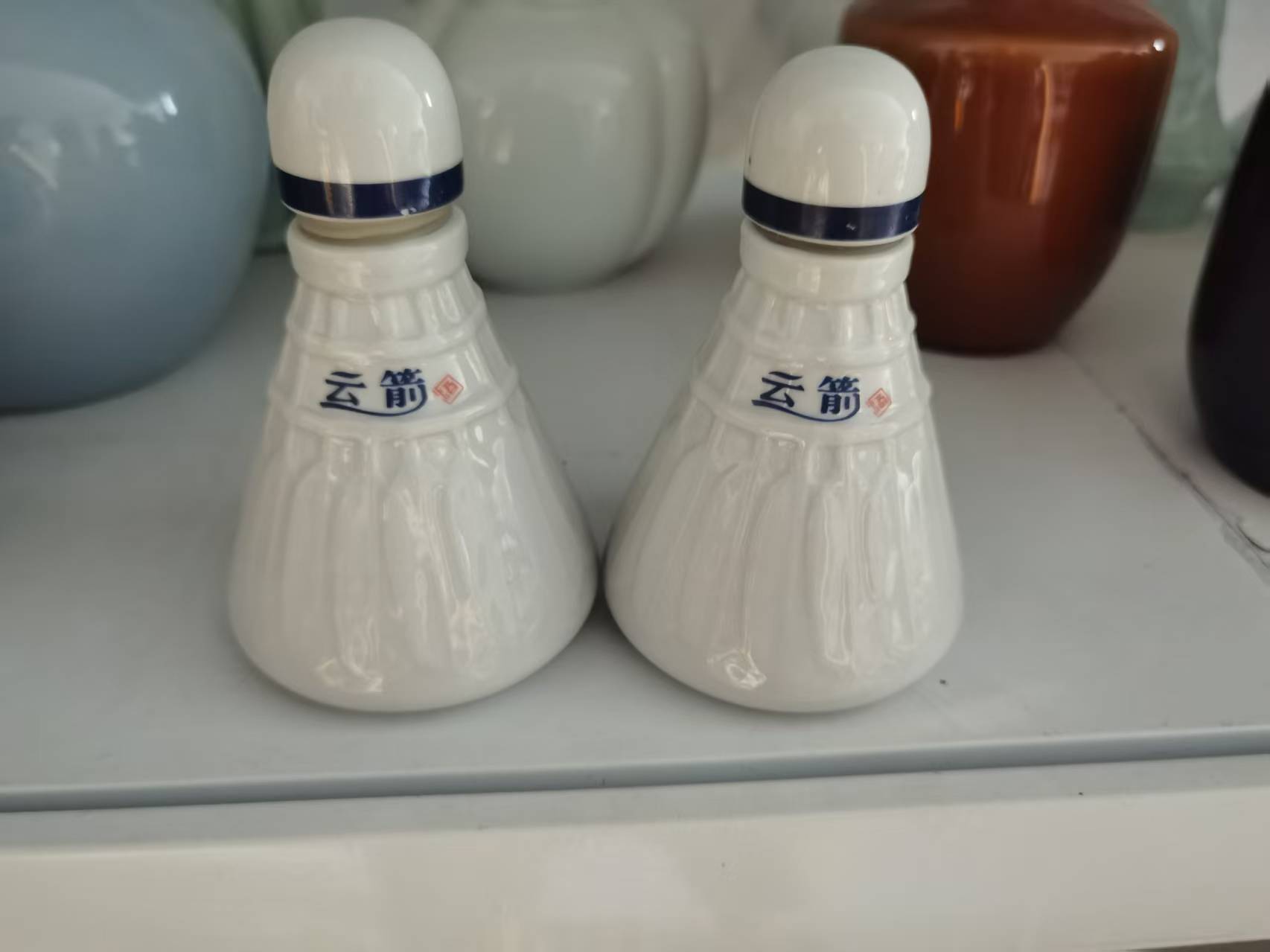 2两羽毛球造型陶瓷酒瓶