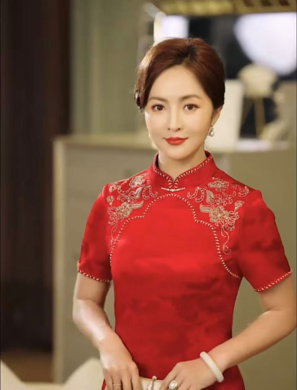 中国风短袖女士气质低开衩民族风烫钻网红旗袍婚礼a15