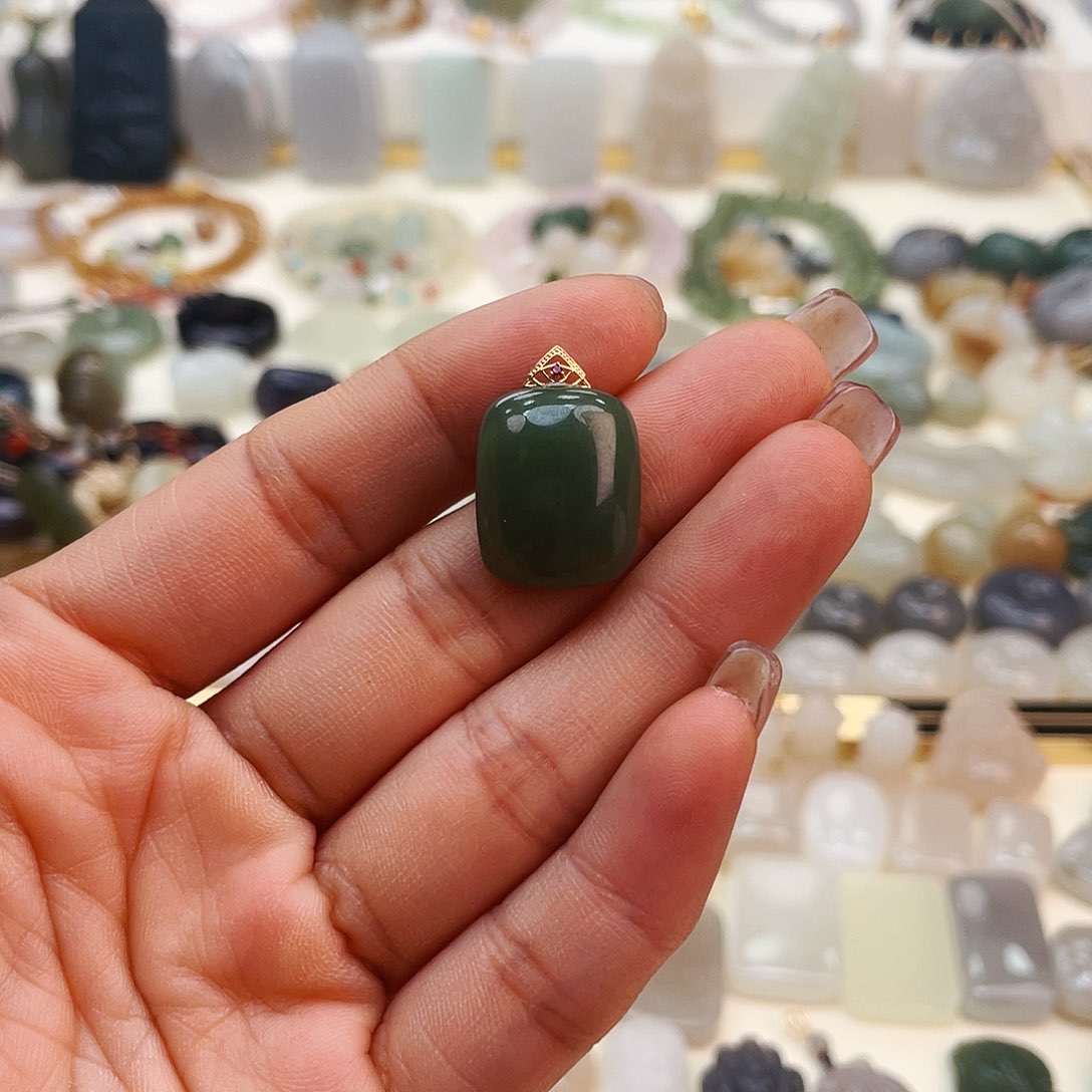 【闪购商品】和田玉吊坠(赠链)18K金镶嵌偷**猫