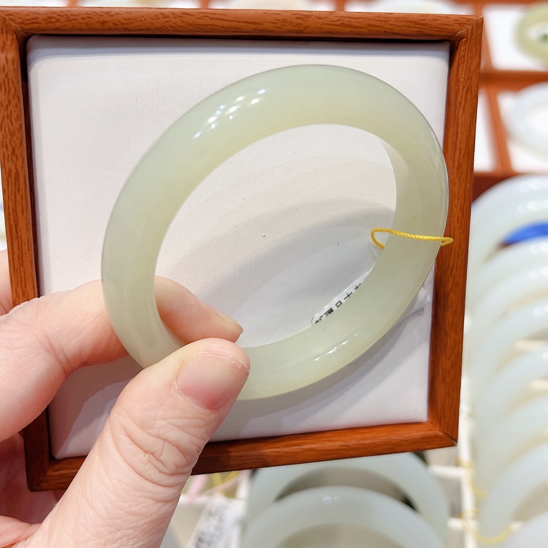 和田玉未镶嵌手镯月***?