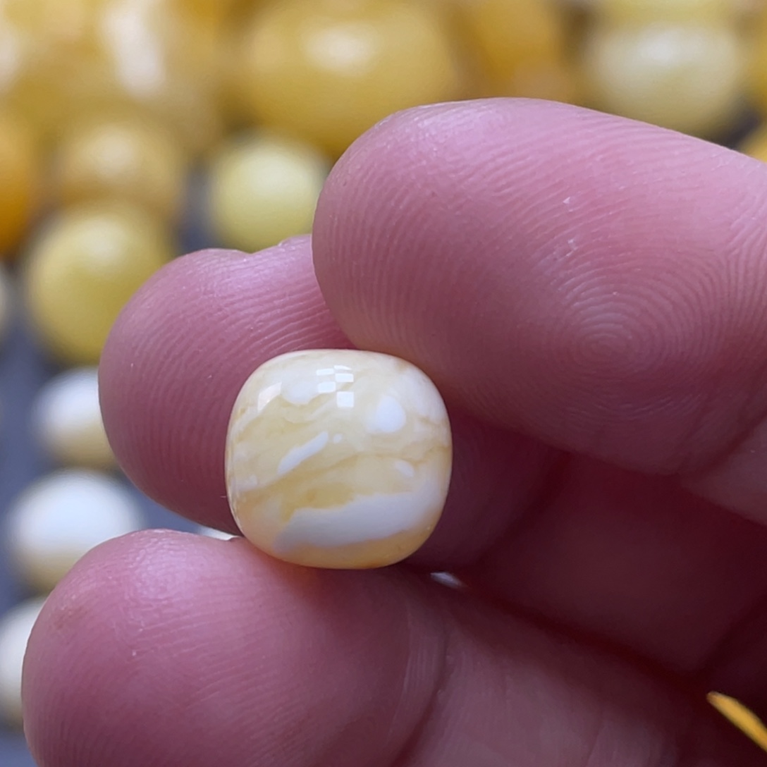 蜜蜡未镶嵌裸石10*9mm瑕疵瓷白虎皮老型 