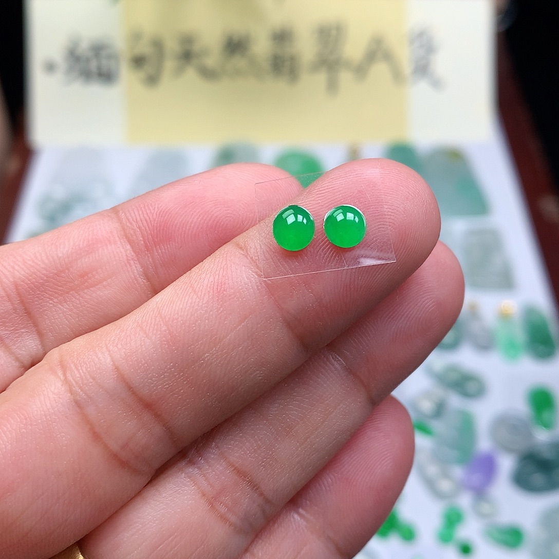 翡翠裸石缅甸天然A货翡翠阳绿蛋面一对