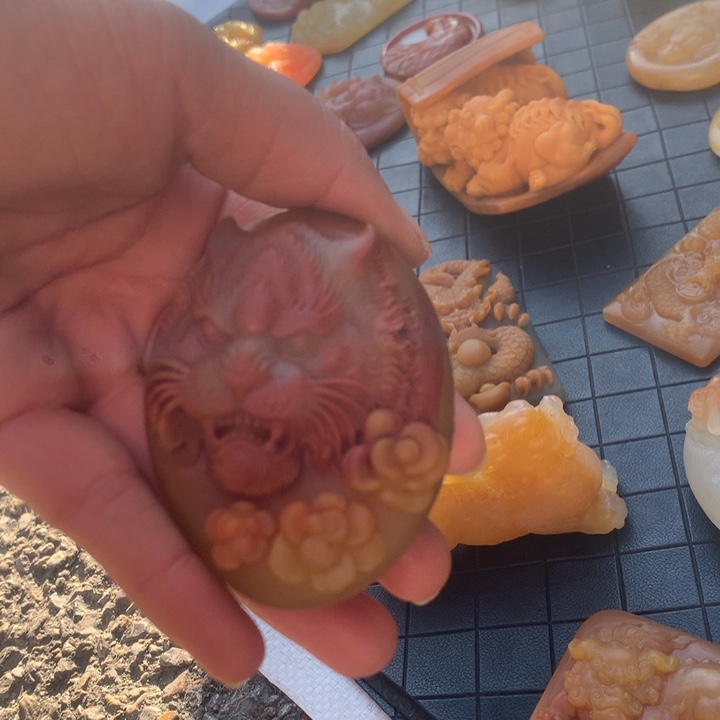 石英质玉（黄龙玉）未镶嵌颈饰