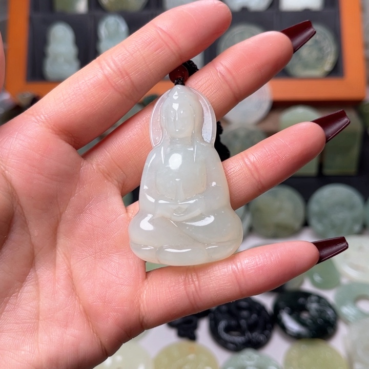 岫玉吊坠(赠链)未镶嵌?