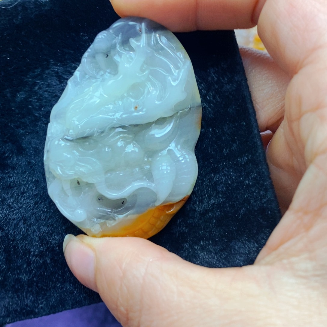 未镶嵌石英质玉（黄龙玉）颈饰