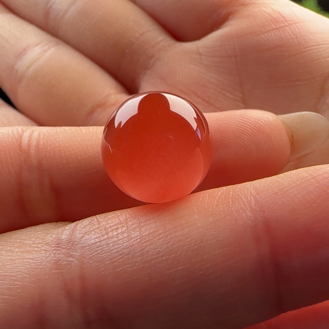 南红玛瑙未镶嵌圆珠13.4，孔边有白马牙